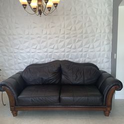 Leather Brown Sofa & Loveseat! Mint Condition 