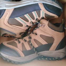 Youth boots size 3 Bearpaw
