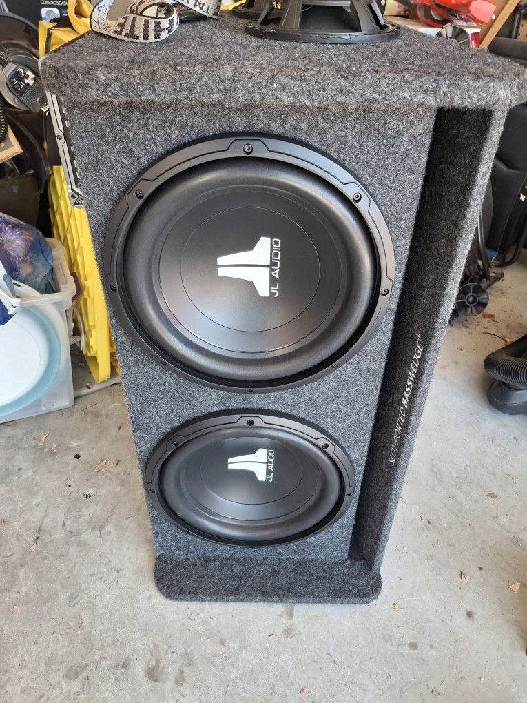 2 12in Subwoofer JL Audio Ported Box