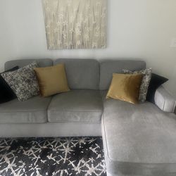 Couch/w/ Pull Out Bed And Throw Pillows 