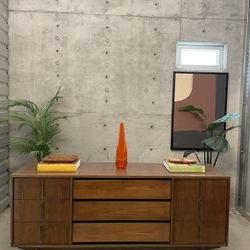 BEAUTIFUL VINTAGE MCM WALNUT CREDENZA DRESSER SIDEBOARD TV STAND (DELIVERY AVAILABLE)  