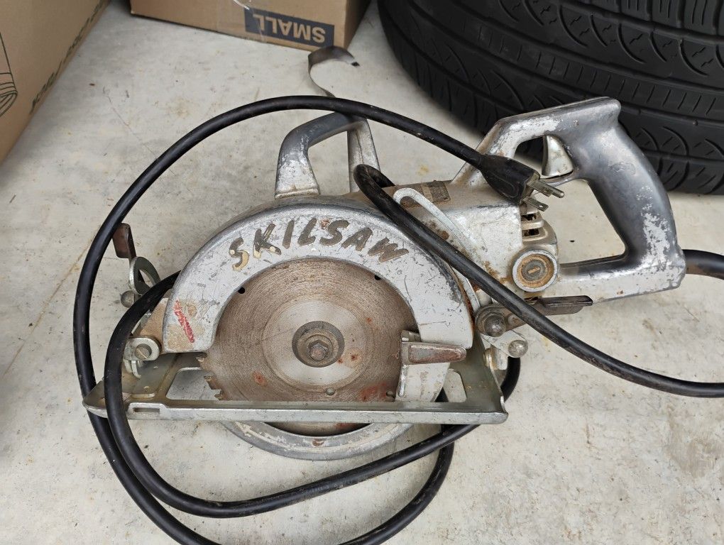 Skill Saw 7 And 1/2 In Blade Corded Electric Hand Tool Worm Drive