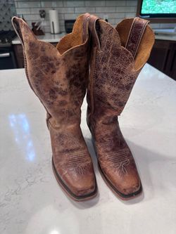 Womes’s Justin Distressed Cowboy Boots, 7 1/2