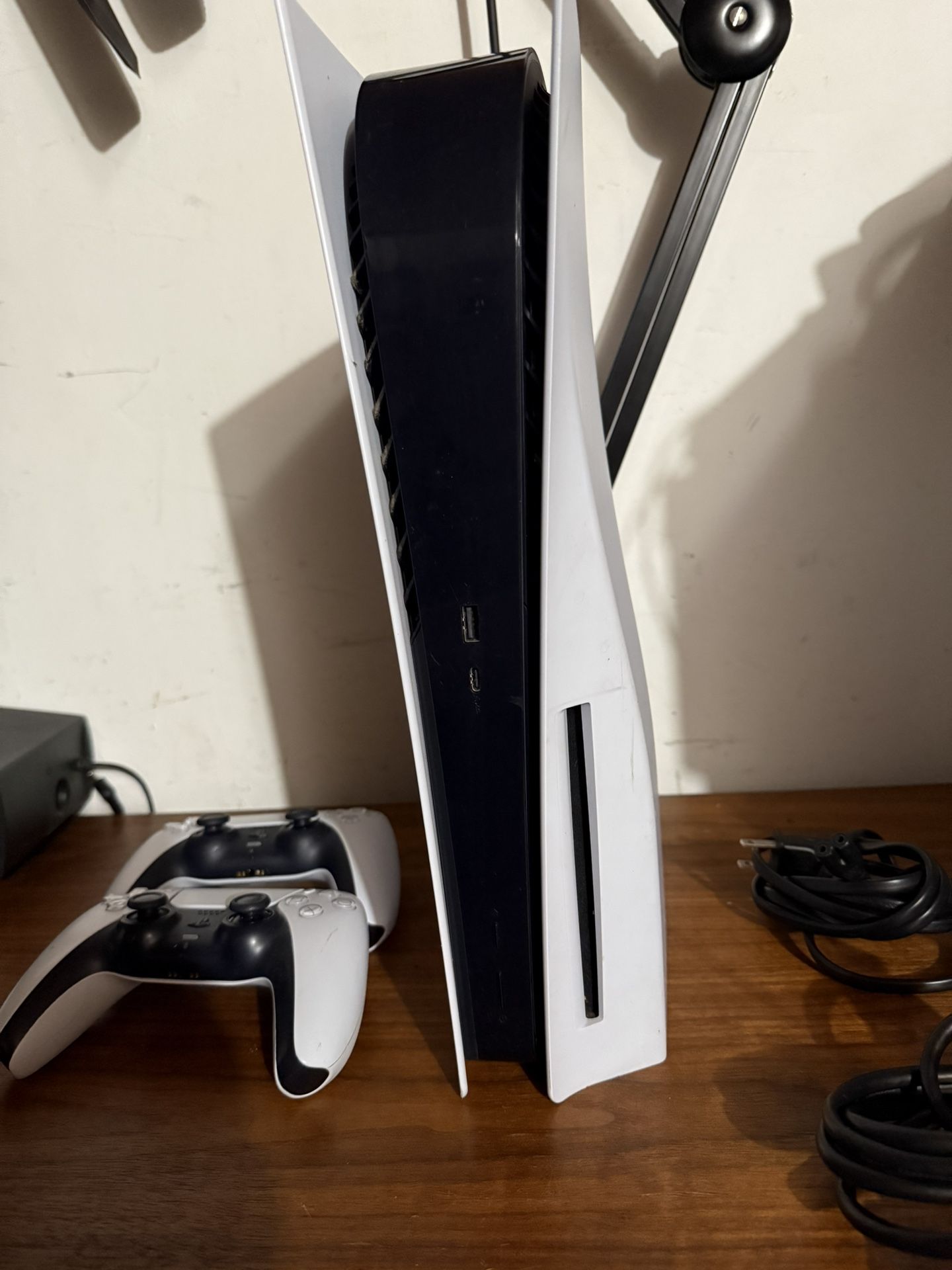 Ps5 Disk with 2 Controllers