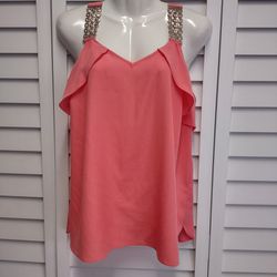 Thalía sodi size M, Pink blouse with metal design on the shoulder, excellent condition.