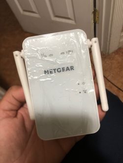 Selling NETGEAR EX6100 AC750 Brand new!!