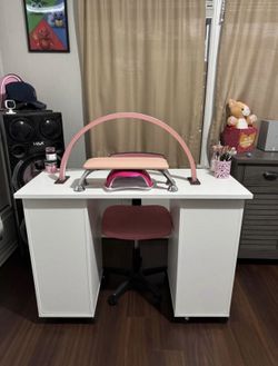 Nail Desk