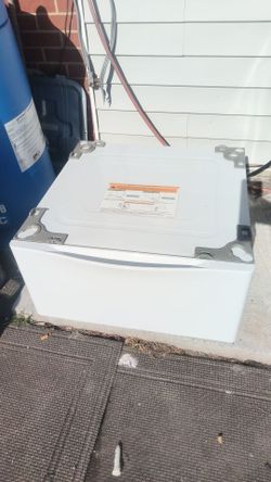 Washer or dryer pedestal