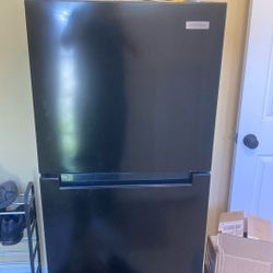 10.1 Cu Ft Top Freezer Refrigerator In Black 