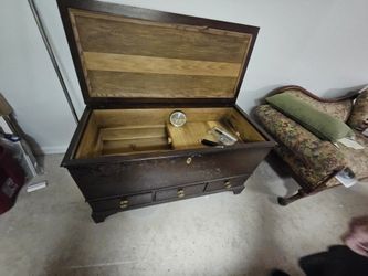Vintage Cedar-Lined Humidor Chest – Cigar Storage Cabinet