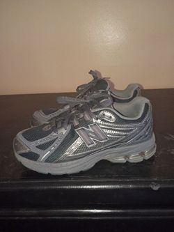 New balance,gray size 5