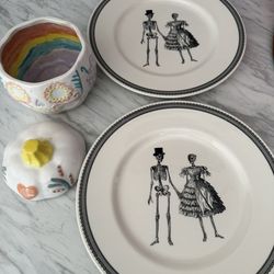 2 Dinner plates + 1 ceramic pumpkin w/lid