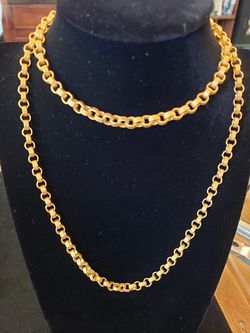 Gold-plated link chain necklace. Excellent condition. No fading. Necklace is 32-in. 1/4-in wide.