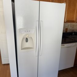 White Side-by-Side Refrigerator with Ice & Water Dispenser – Good Condition 