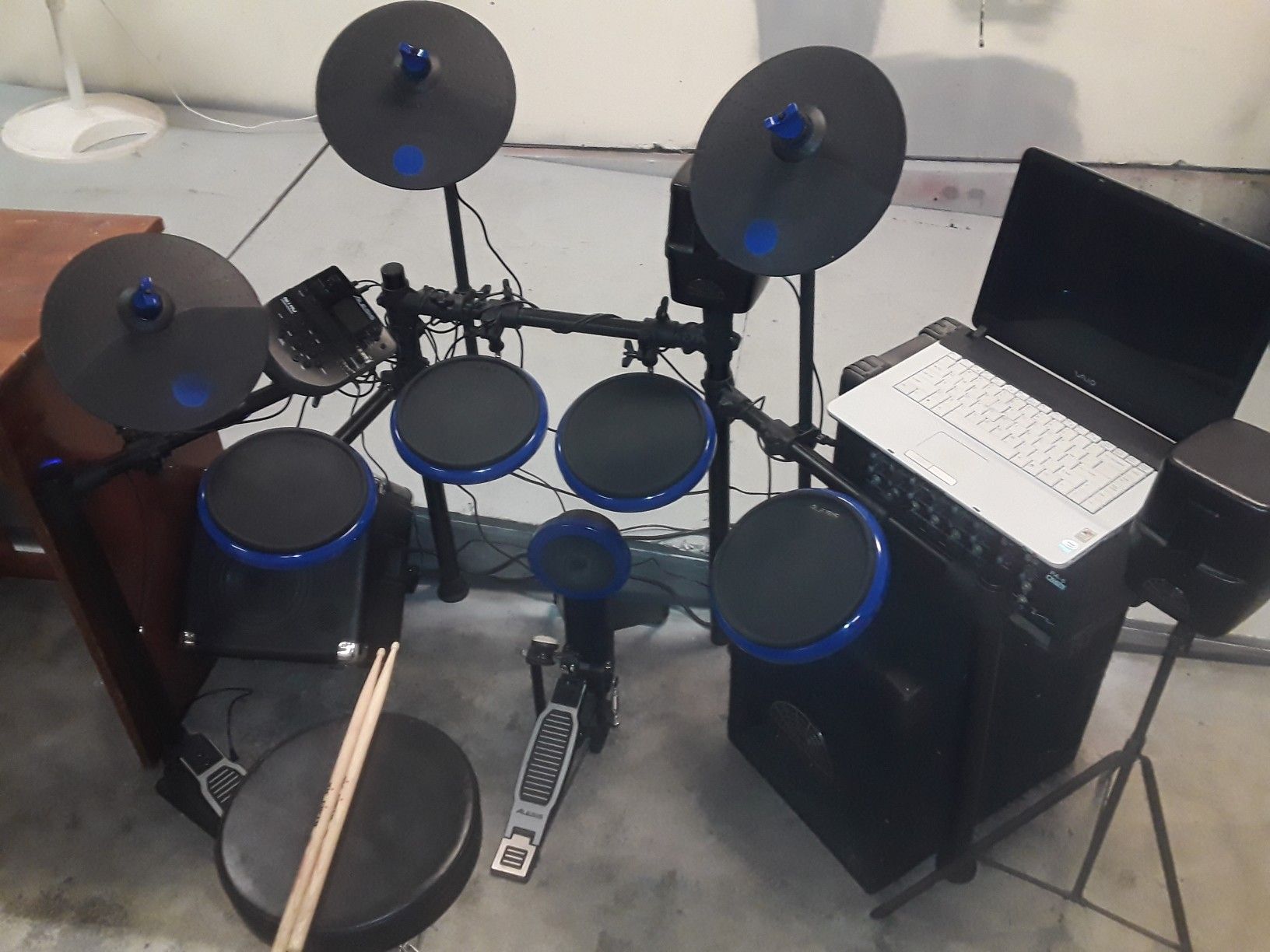ALESIS electric comes with Sony VIo loptop computer,ion bluetooth amp,PA system Dawn subs and speakers w/ Crate 6 channel amp,everything works