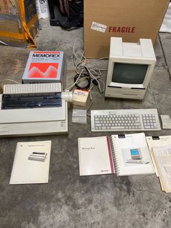 Macintosh SE + mouse keyboard Apple Image Writer + manuals