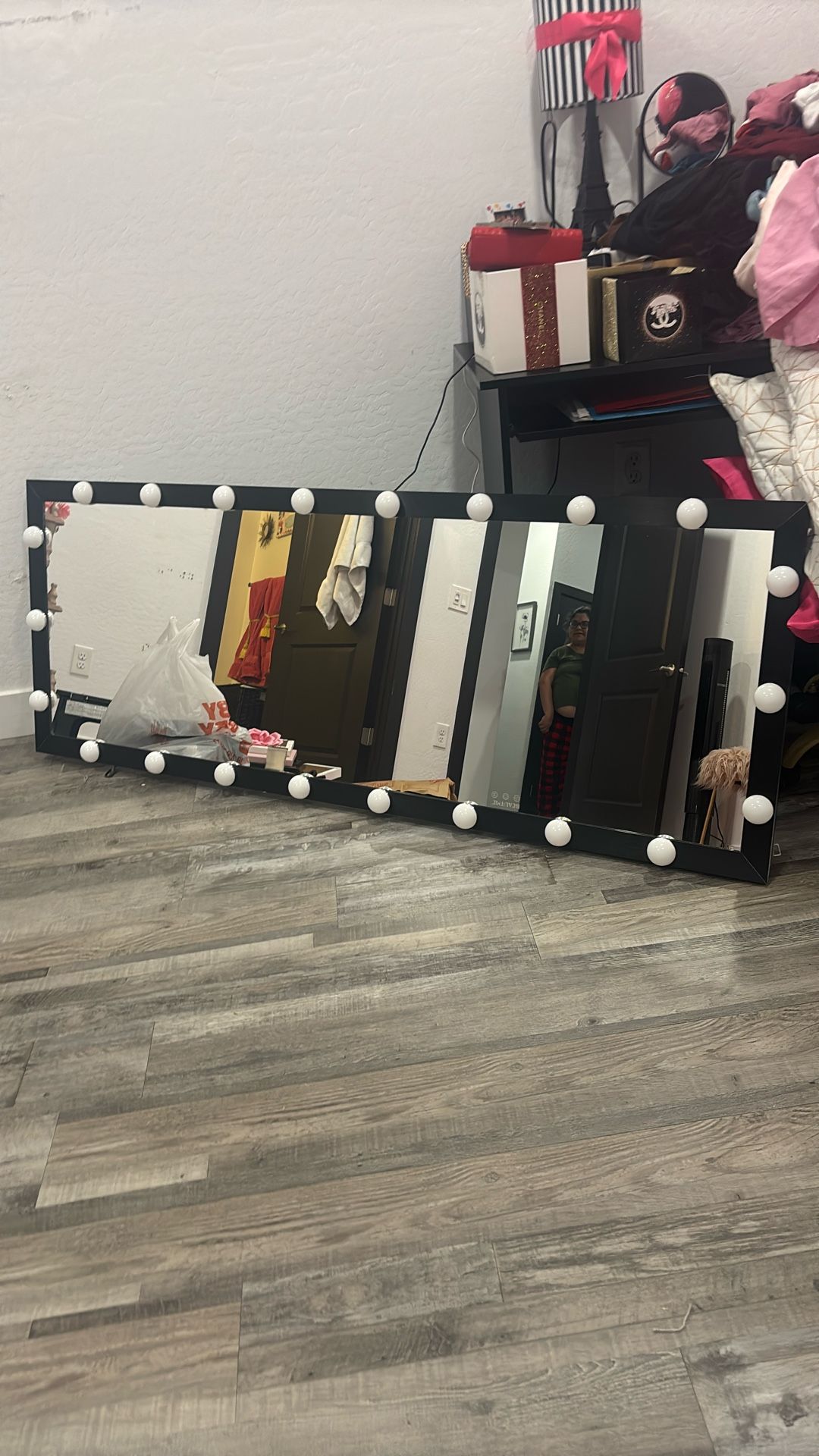 Vanity mirror