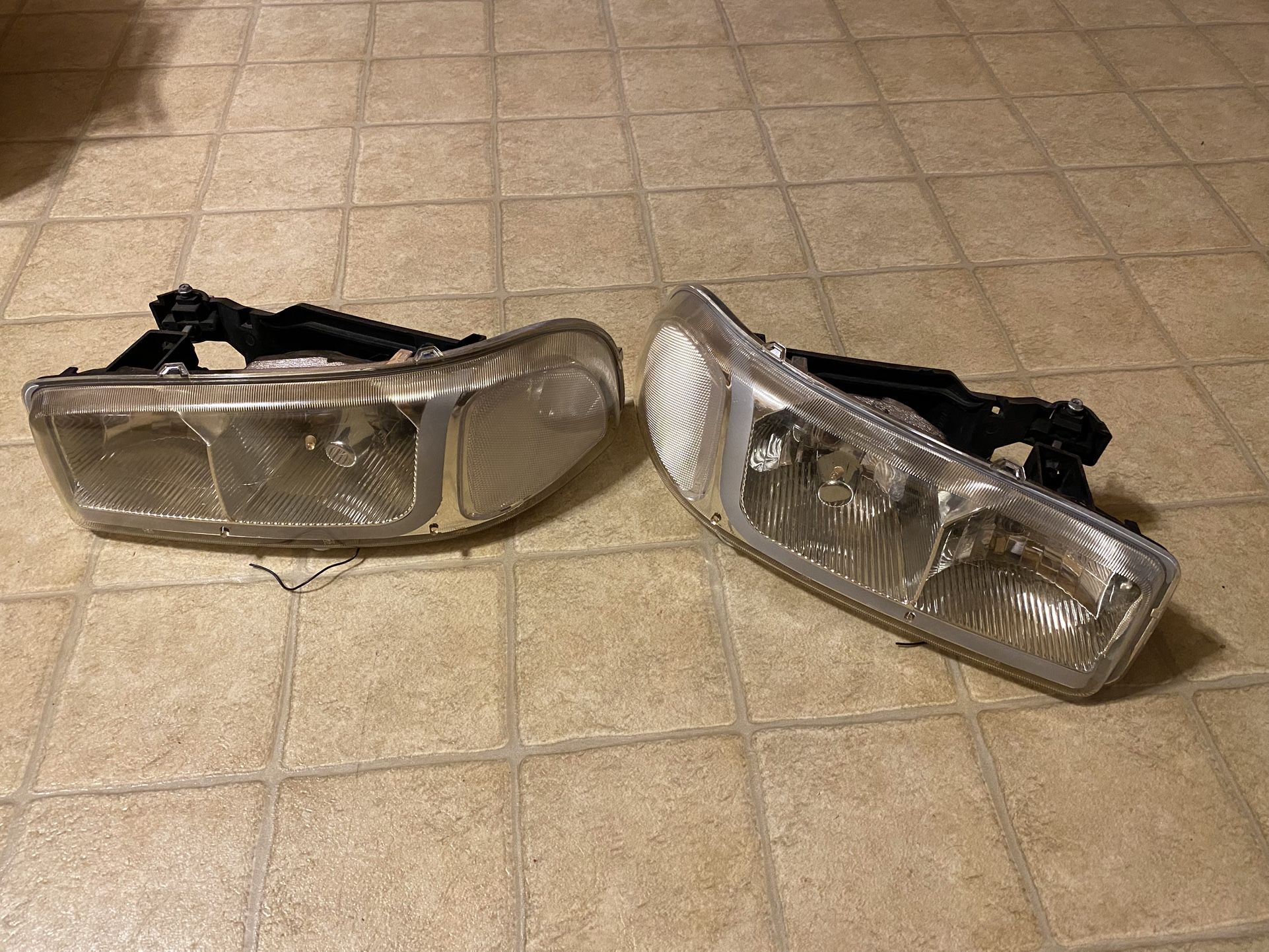 (2) - 2006 Yukon Housing Headlights