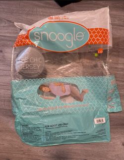Leachco Snoogle pregnancy body pillow with Jersey pillowcase