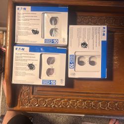 Eaton Mid- Sized Single Gang Duplex Wallplates