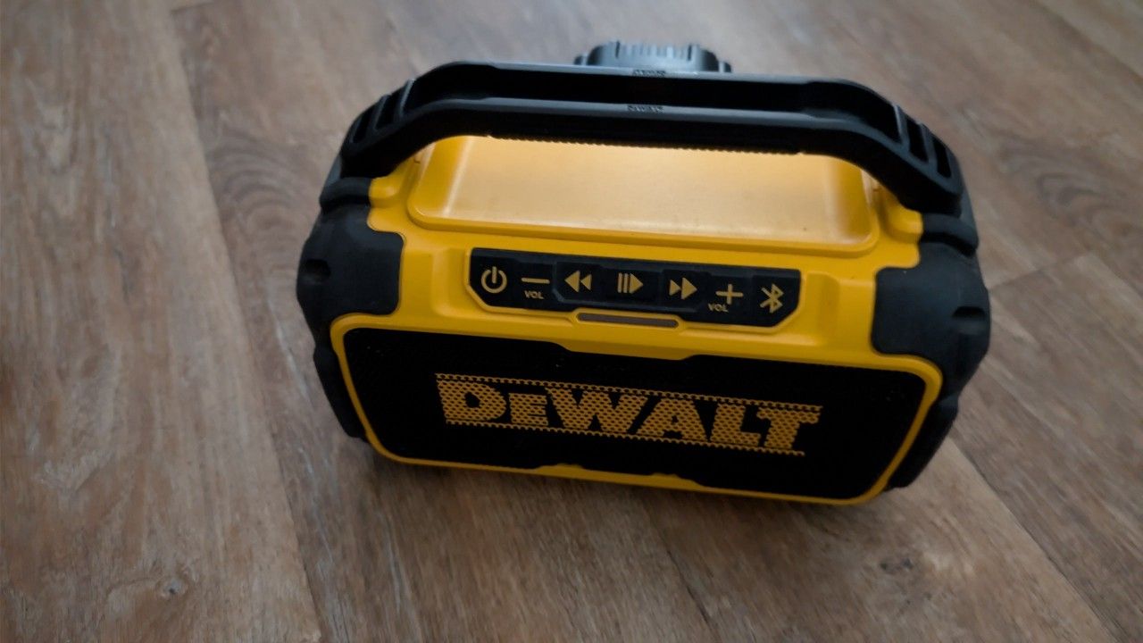 Dewalt 20v Bluetooth Speaker And Tripod LED