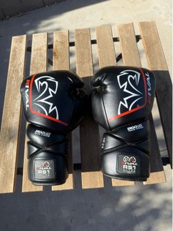Rival boxing gloves