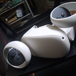 OCULUS 2 VR HEADSET AND CONTROLLERS