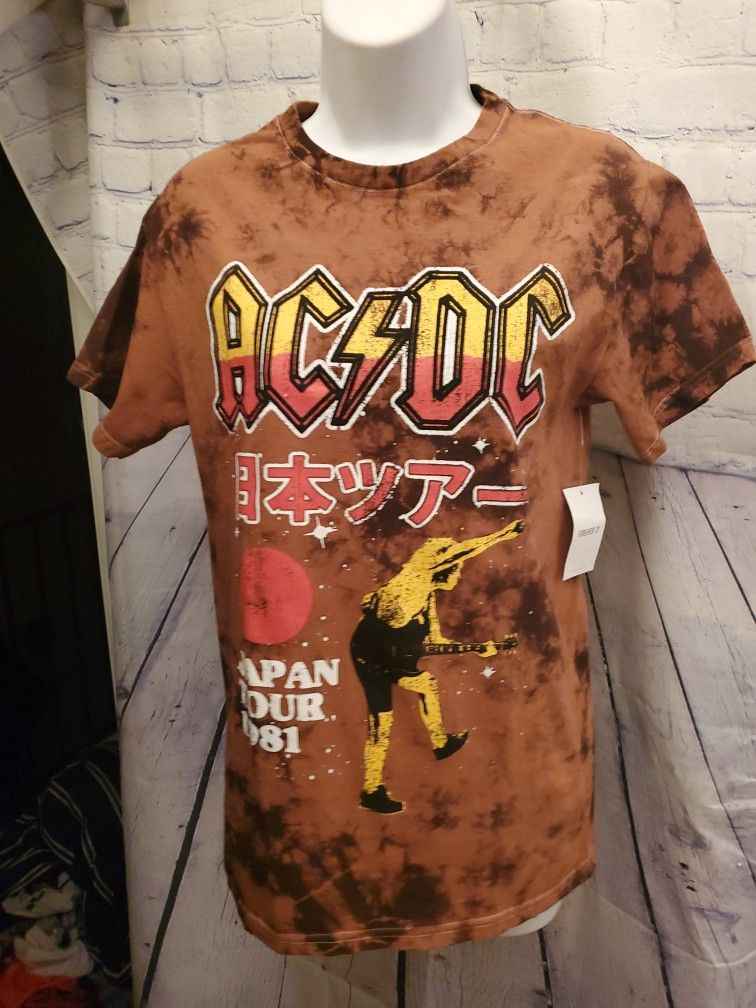 ☆AC/DC GRAPHIC TEE (NWT)!!!☆