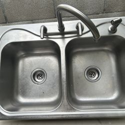 Laba  Platos Tiene Todas Las Mangueras Tiene Para El Agua