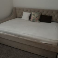 Day Bed With Queen Size Mattress And Pull Out Twin Bed