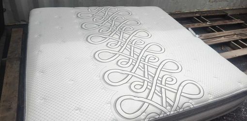 Floor Model  Sealy Platinum Super Pillow Top