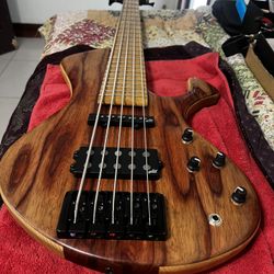  5 string bass guitar Quintino custom bass