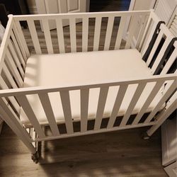 The MAMAZING Minimalist Modern 6-in-1 Convertible Mini Crib