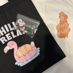 Set for capybara lovers! A cotton T-shirt, a sturdy fabric shopper bag, and a cute capybara keychain. 