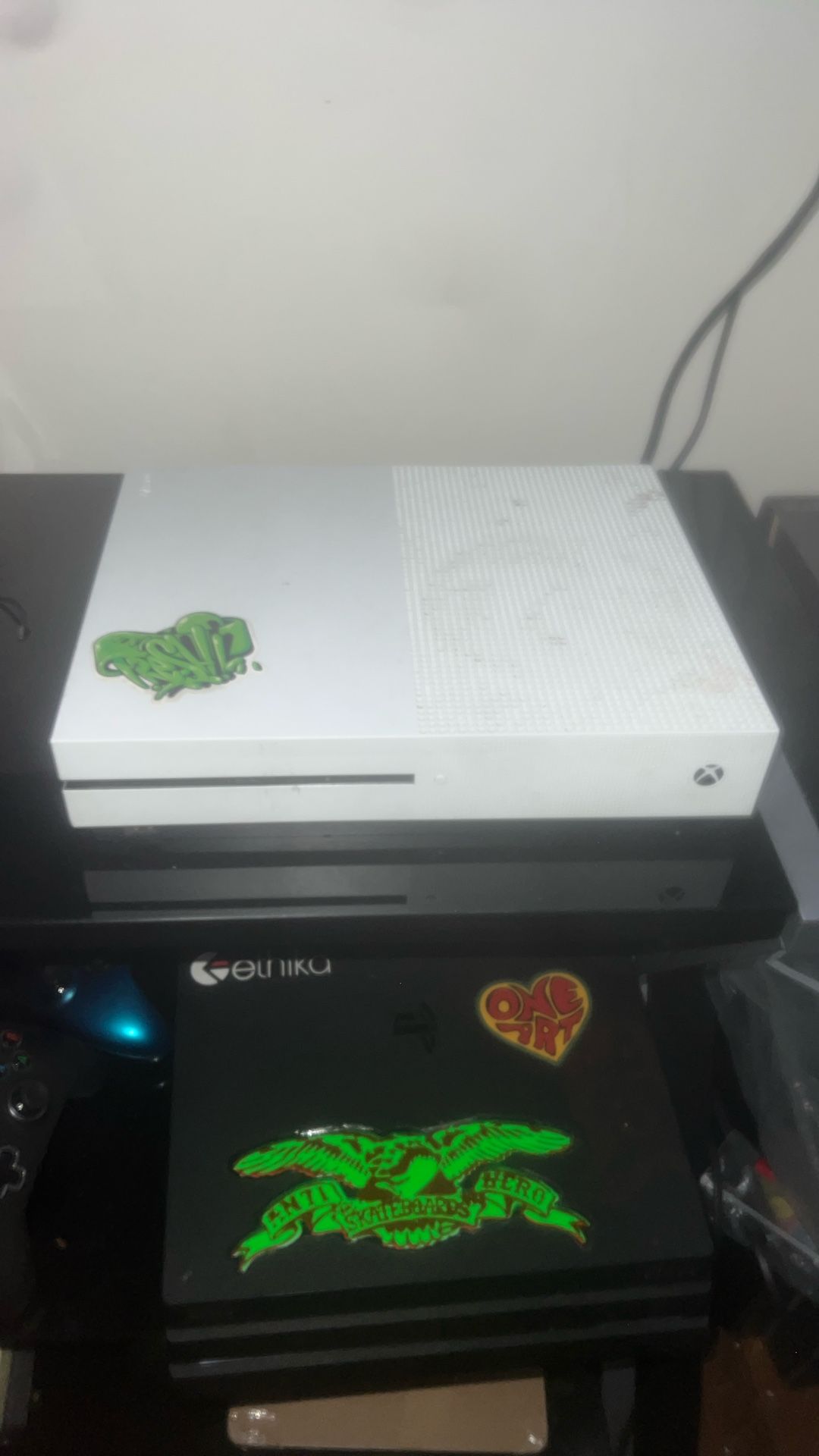 Xbox One Comes With 3 Controllers HDMI AND POWER CORD