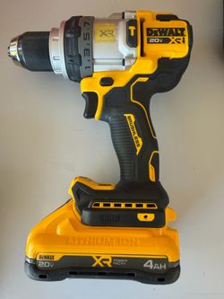 Dewalte 20 v XR hammerdrill and battery XR power pack 4AH