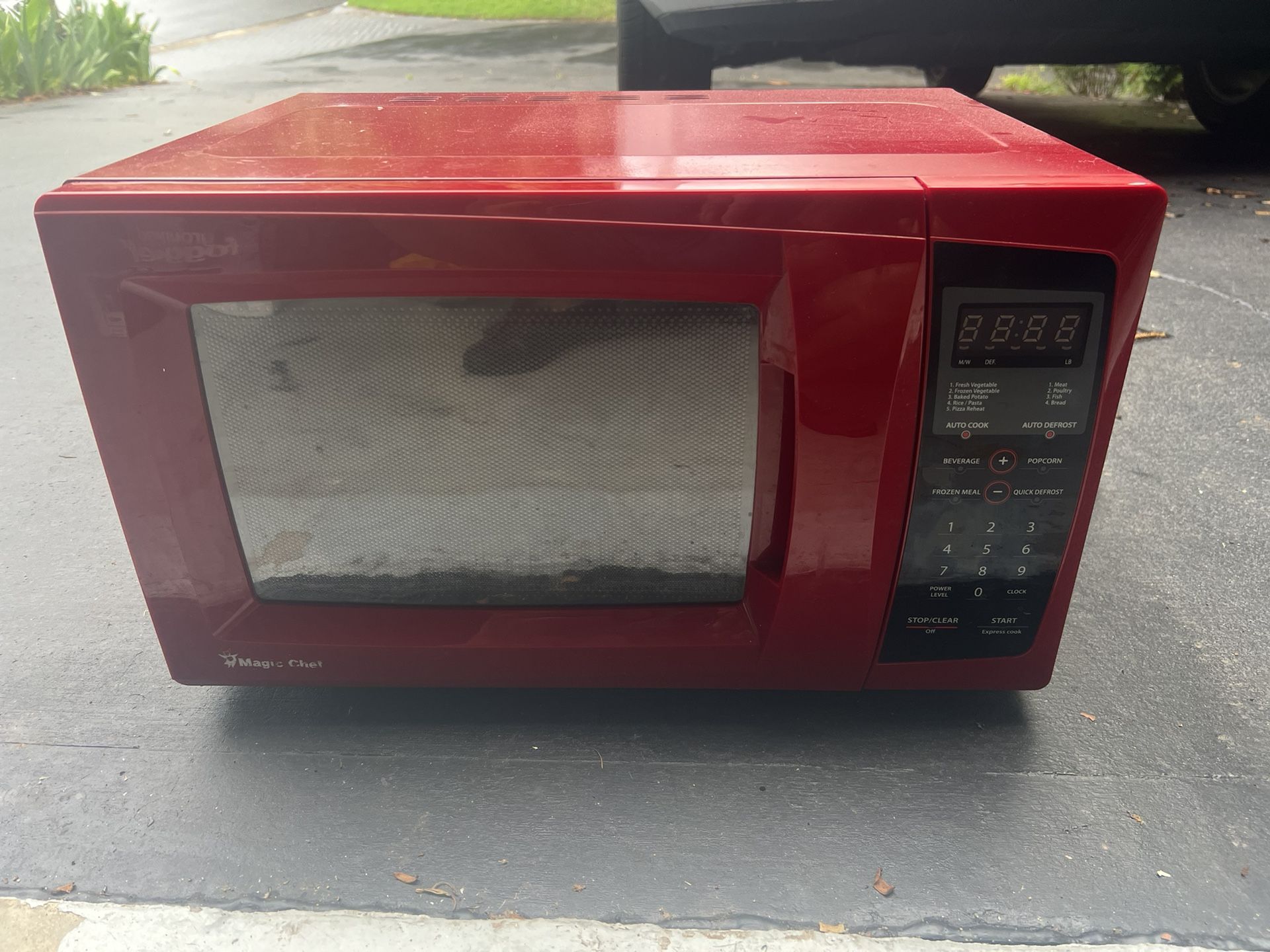 Magic Chef Magic Chef 0.9 Cu. Ft. 900W Countertop Microwave Oven in Red