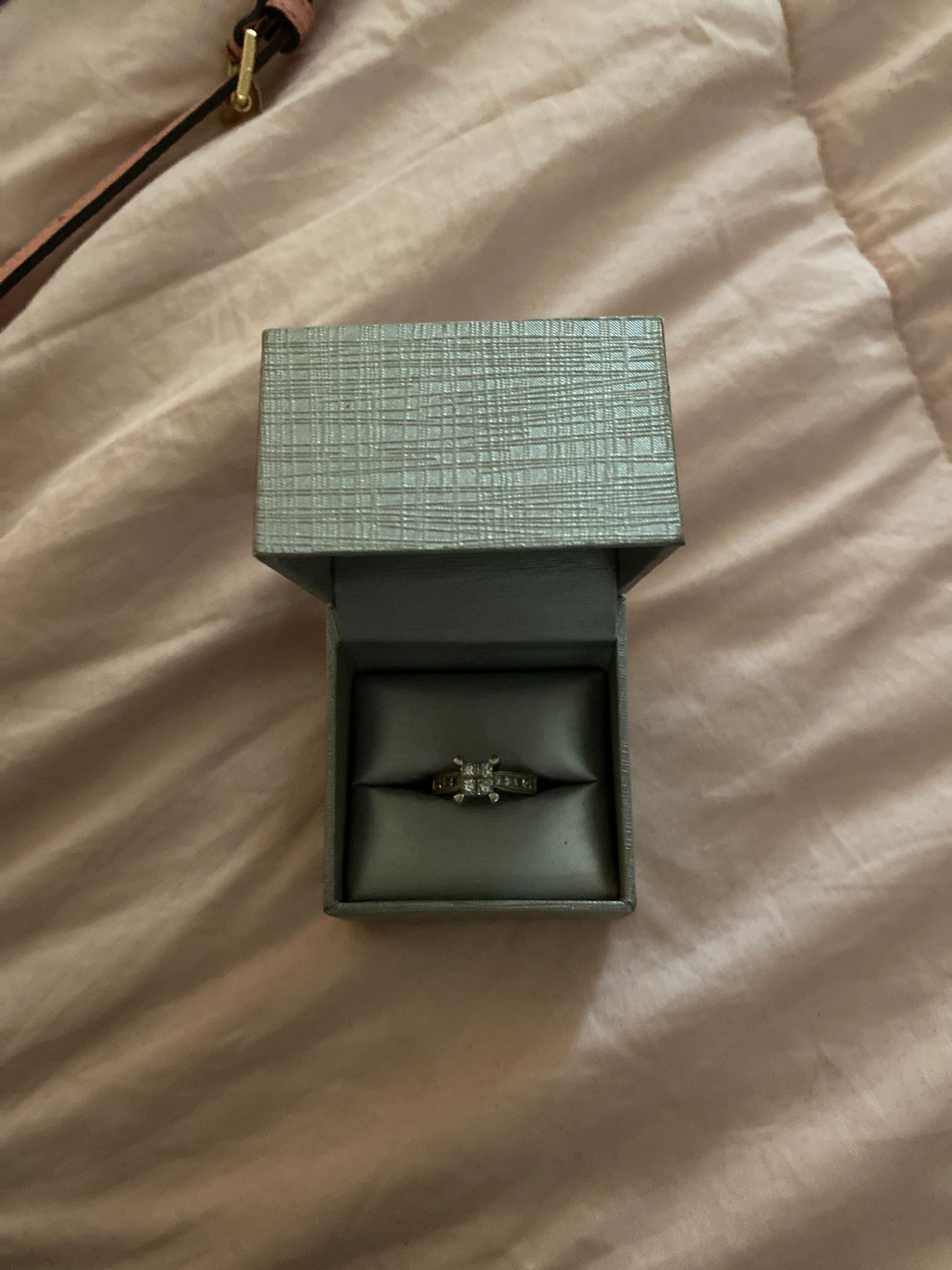 Wedding/engagement ring