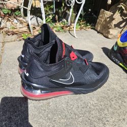 Nike LeBron 18 Bred
