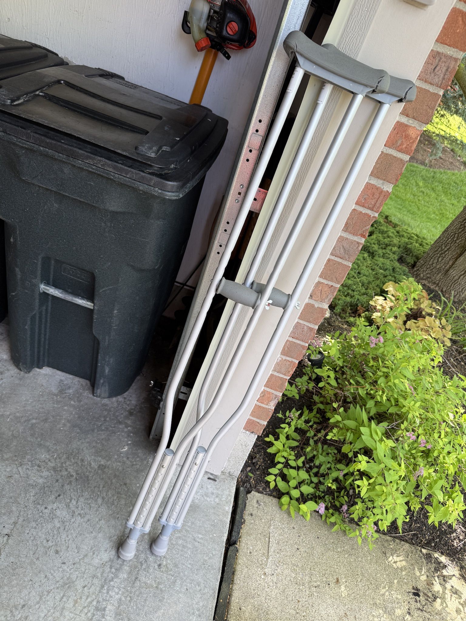 Pair of Crutches, pick up in Mason.