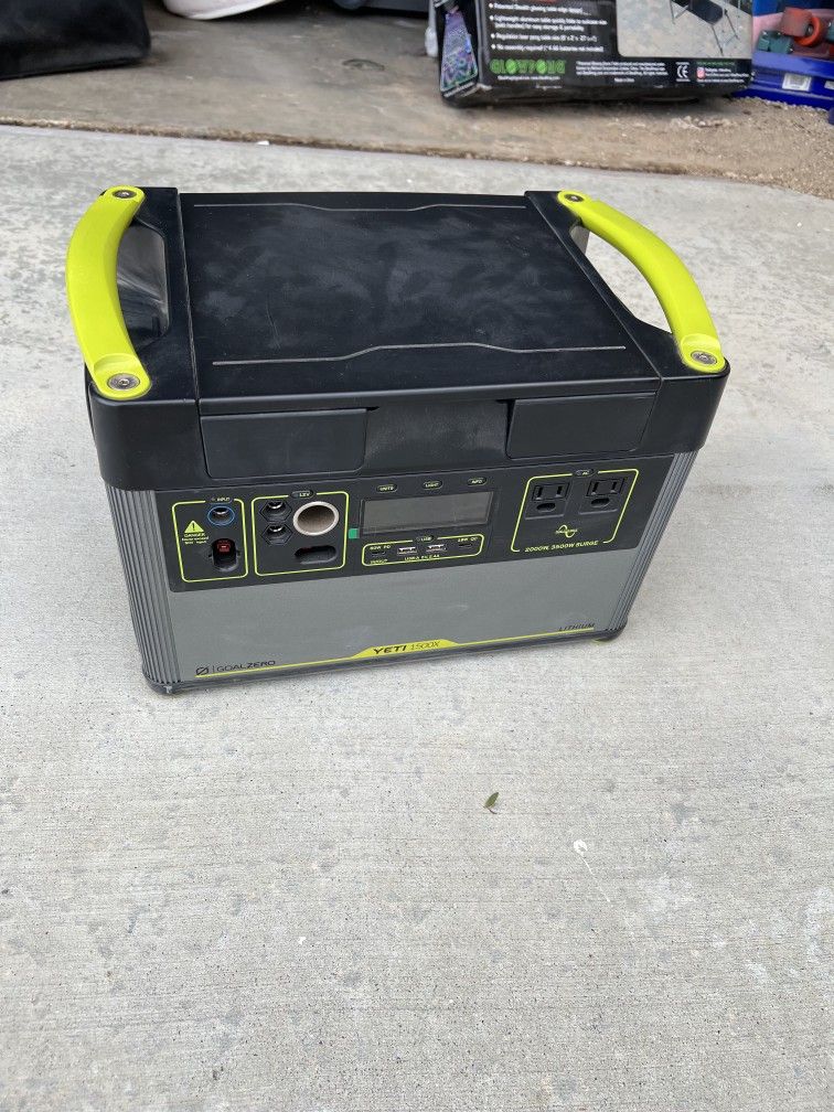 Yeti 1500x Portable Power Source And Solar panels