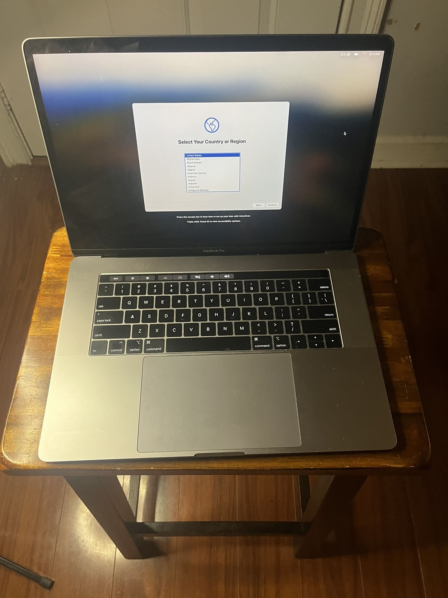 2019 MACBOOK PRO 15 INCHES 32GB INTEL I7 6-CORE 1TB BATTERY COUNT LOW