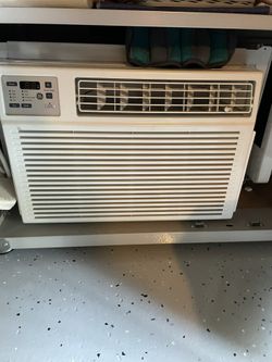 GE 550-sq ft Window Air Conditioner with Heater (230-Volt; 11800-BTU)