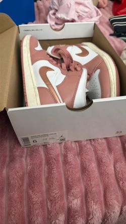 Women’s air jordan 1 mid SE
