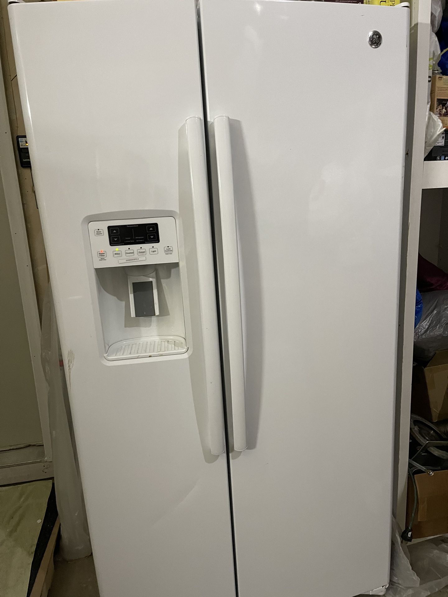 GE Fridge and Freezer/water Dispenser 