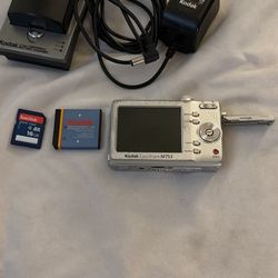 Kodak EasyShare M753 Compact Digital Camera with battery and memory card and charging station