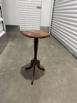vintage Colonial-style oak octagonal pedestal in beautiful condition