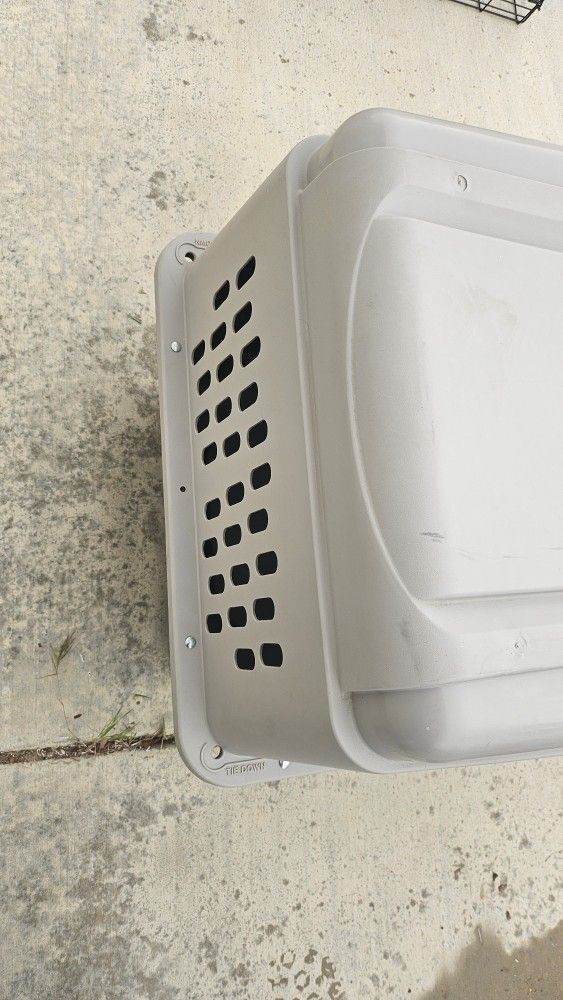 LARGE DOG KENNEL 34L X 23 W X 28H