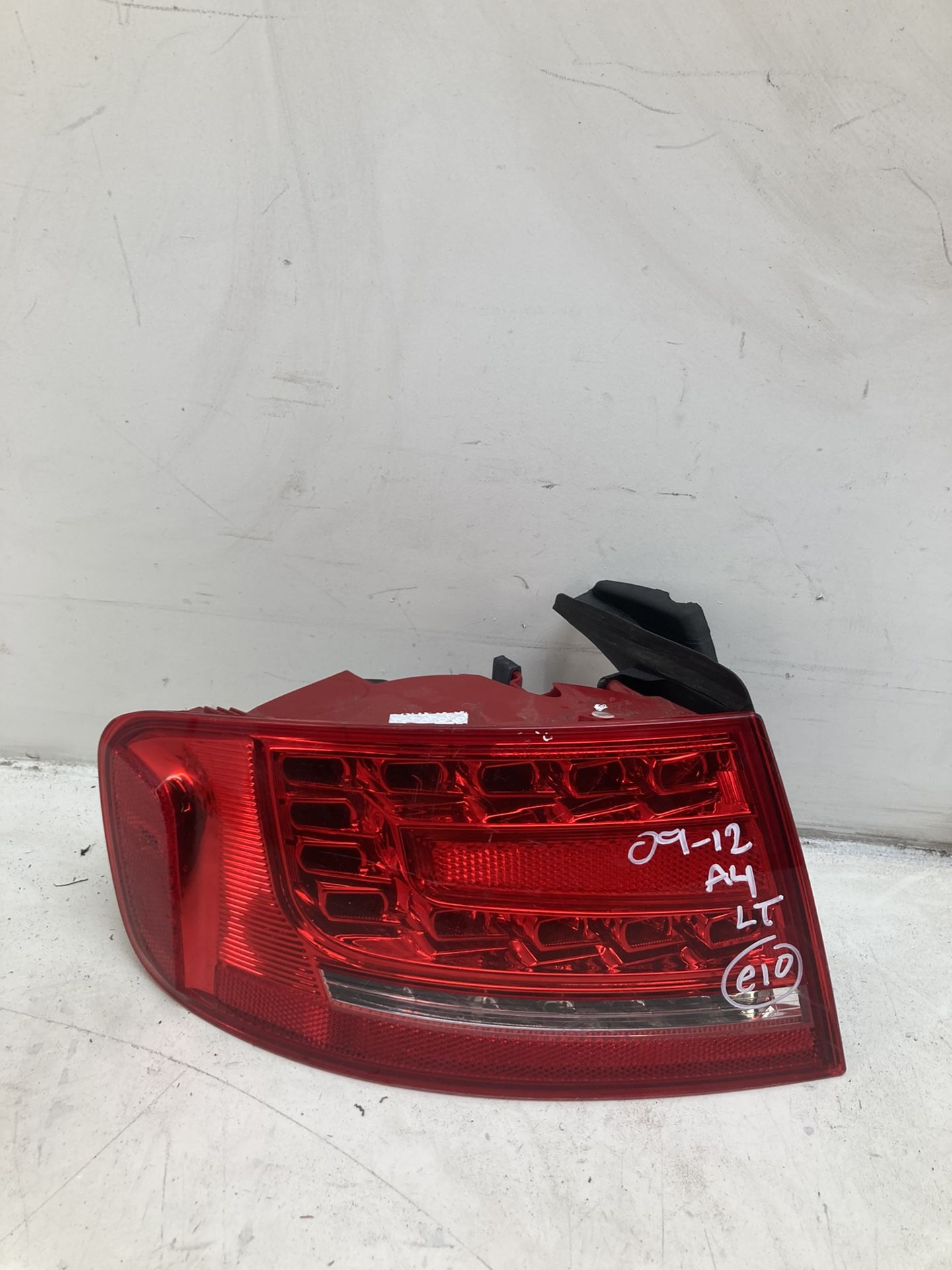 For 2009-2012 Audi A4 s4 left driver taillight lamp outer