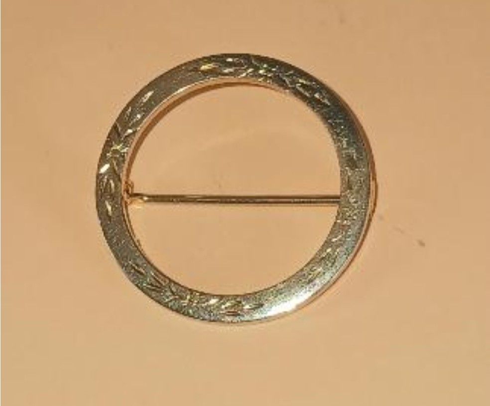 Goldtone Wreath Pin